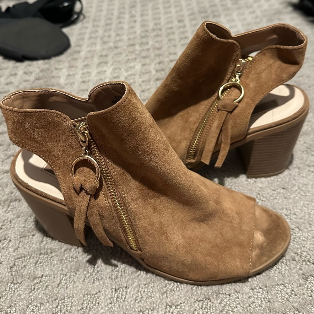 Tan open toe shoes